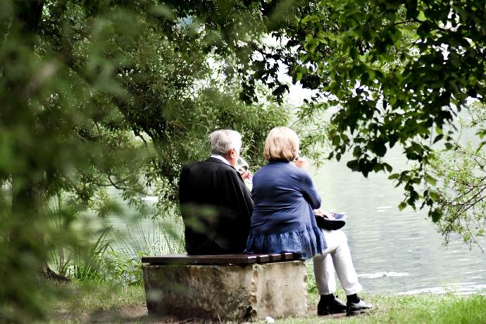 dos ancianos sentados